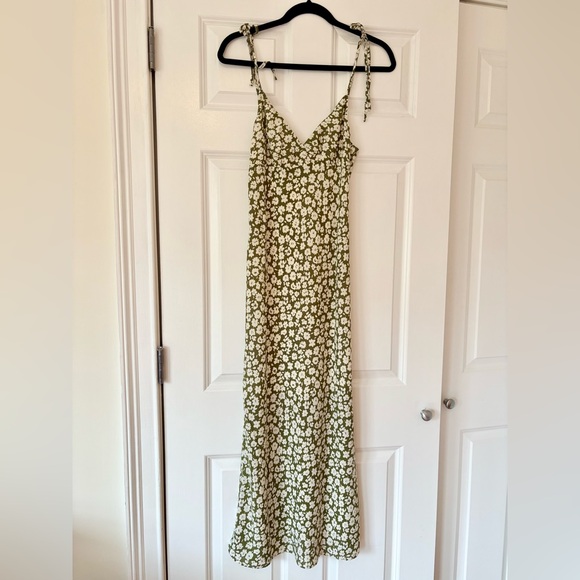 💚PETAL & PUP Blaire Dress - Olive Green Floral - Picture 7 of 16